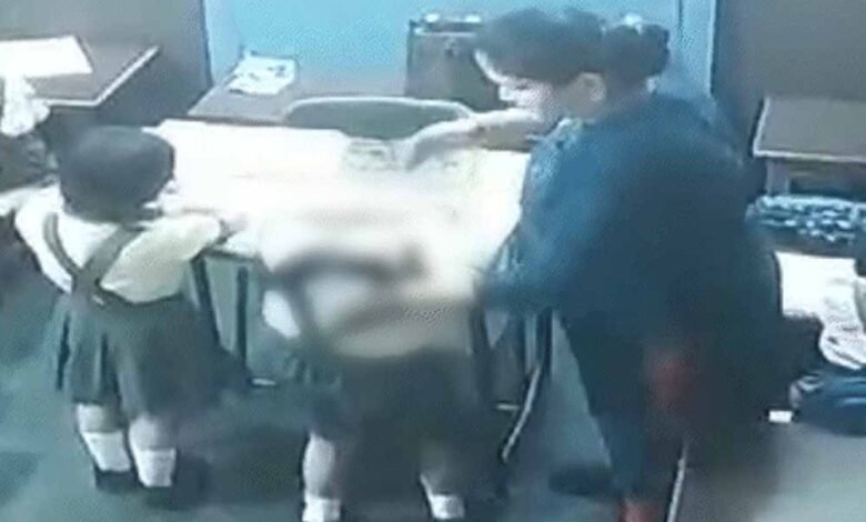 बेरहम शिक्षिका को नहीं आई जरा भी रहम, 4 साल के बच्चे को 42 सेकेंड में मारे 7 थप्पड़, बाल नोचकर बरहमी से पीटा 1 KSHITITECH school1 1 KSHITITECH