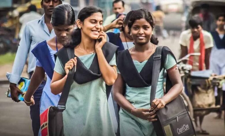 स्कूल जाने वाली लड़कियों के लिए मासिक धर्म स्वच्छता नीति अब आधिकारिक तौर पर लागू हो चुकी: सुप्रीम कोर्ट 1 KSHITITECH school1 2 KSHITITECH