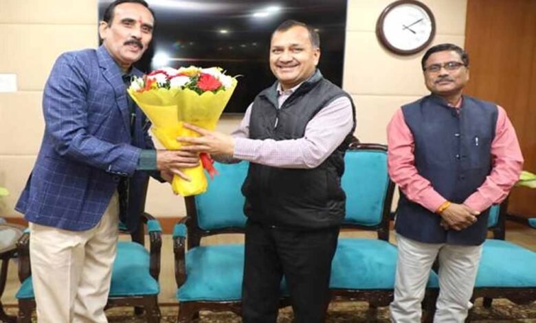 राजभवन में सेवानिवृत्त कर्मचारी को दी गई विदाई 1 KSHITITECH seva KSHITITECH