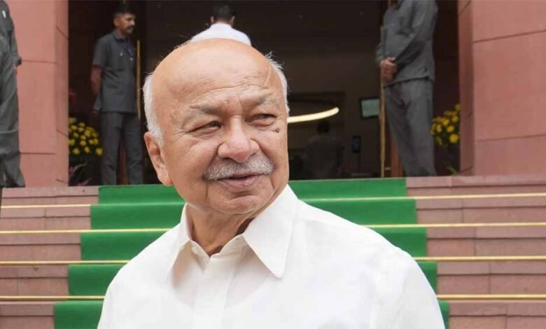 कांग्रेस के सीनियर नेता सुशील कुमार शिंदे और उनकी बेटी प्रणीति शिंदे ने निर्दलीय उम्मीदवार धर्मराज कडाड़ी को समर्थन दिया 1 KSHITITECH shinde1 6 KSHITITECH