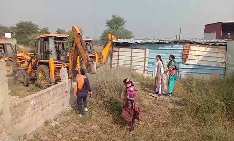 सिरपुर तालाब के केचमेंट एरिया में काटी जा रही अवैध काॅलोनी में जाकर अवैध निर्माण तोड़ा 1 Console Corptech Pradakshina Consulting Pvt Ltd sirpurtalab Console Corptech Pradakshina Consulting Pvt Ltd