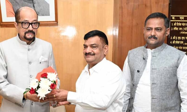 राज्यपाल श्री डेका से अखिल भारतीय कुर्मी क्षत्रीय महासभा के पदाधिकारियों ने भेंट की 1 KSHITITECH 1 200 KSHITITECH