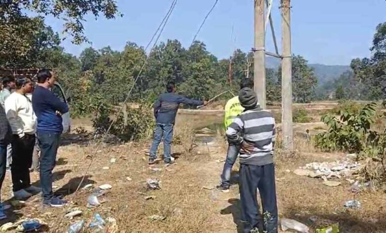 11 केवी लाइन से बिजली चोरी करते हुए डीजे संचालक पूरी तरह झुलसा 1 KSHITITECH 1 536 KSHITITECH