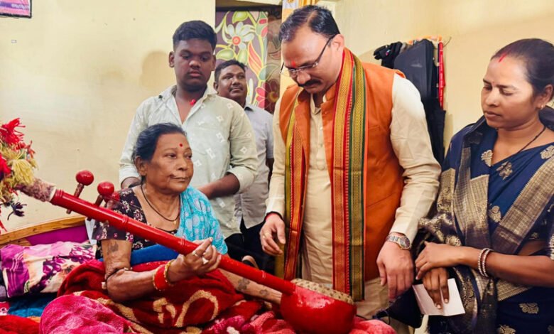 पद्मविभूषण तीजन बाई से मिलने पहुंचे मंत्री श्याम बिहारी जायसवाल 1 KSHITITECH 1 663 KSHITITECH