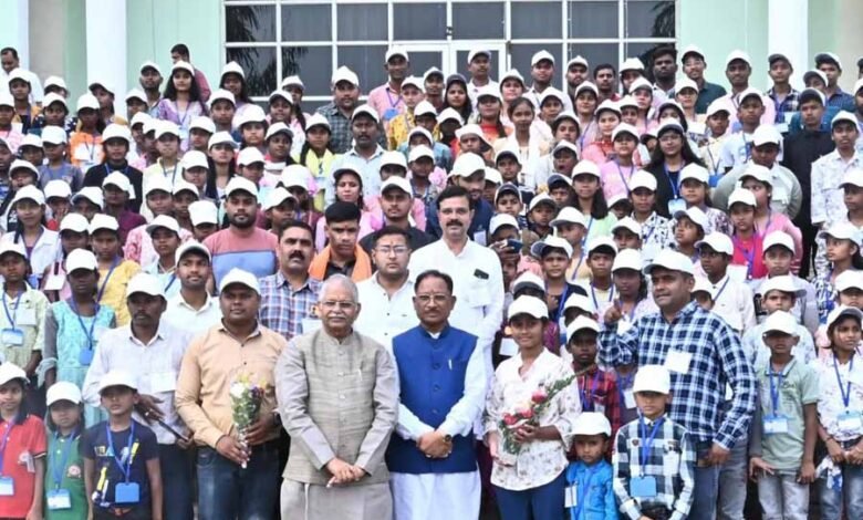 मुख्यमंत्री साय से मिले विधानसभा के शैक्षणिक भ्रमण पर आये मुंगेली जिले के बच्चे 1 KSHITITECH 1 693 KSHITITECH