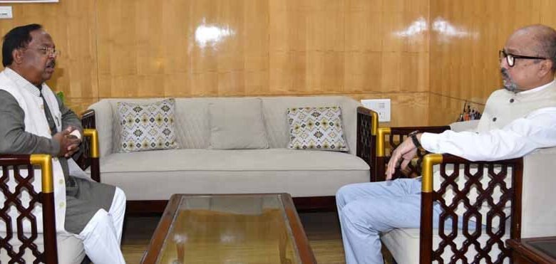 राज्यपाल रमेन डेका से कृषि विकास एवं किसान कल्याण मंत्री नेताम ने की सौजन्य भेंट 1 KSHITITECH 1 932 KSHITITECH