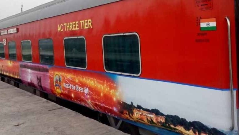महाकुंभ को लेकर रेलवे की तैयारियां तेज, महाकुंभ की थीम पर तैयार की जा रही ट्रेन की बोगिया 1 KSHITITECH 1 982 KSHITITECH
