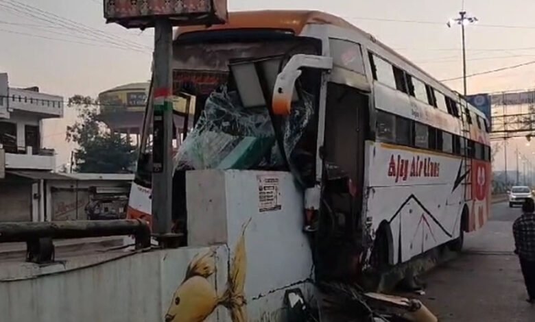 रीवा के समान थाना इलाके में देर रात एक बस ओवर ब्रिज से टकरा गई, दो लोगों की मौत… 1 KSHITITECH 12A 35 KSHITITECH