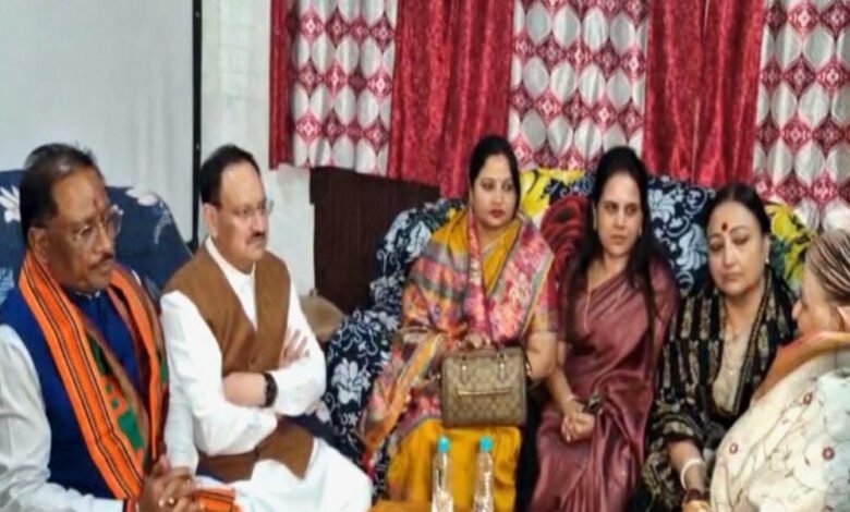 केंद्रीय स्वास्थ्य मंत्री नड्डा ने पूर्व राज्यसभा सदस्य स्व. गोपाल व्यास के परिजनों से की मुलाकात 1 KSHITITECH 14A21 KSHITITECH