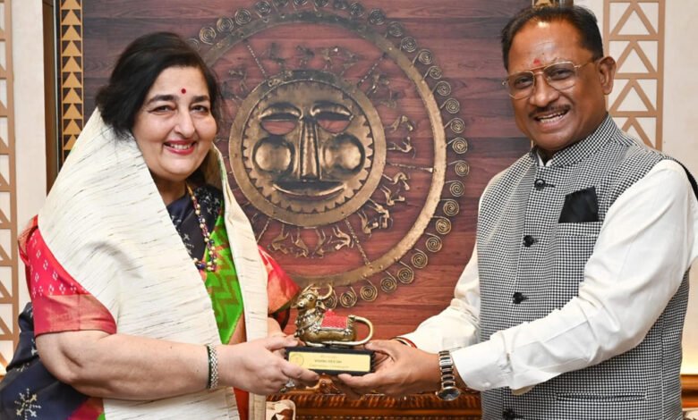 मुख्यमंत्री विष्णु देव साय से पद्मश्री अनुराधा पौडवाल ने सौजन्य मुलाकात की 1 KSHITITECH 19A 81 KSHITITECH