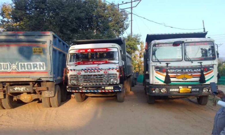 बिलासपुर में अवैध रेत उत्खनन और परिवहन पर प्रशासन की कड़ी कार्रवाई, 11 हाइवा और 8 ट्रैक्टर जब्त 1 KSHITITECH 2 108 KSHITITECH