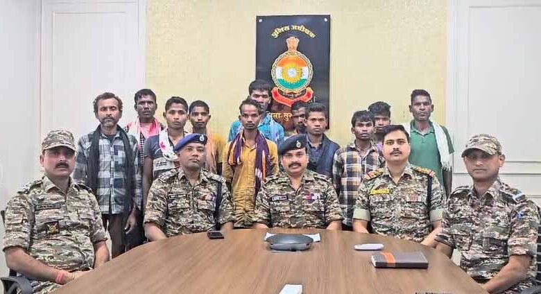 सीआरपीएफ कमांडेंट के पास 11 माओवादियों ने किया आत्मसमर्पण 1 KSHITITECH 2 183 KSHITITECH