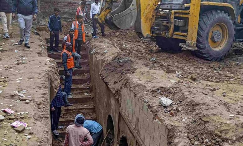 संभल में बावड़ी की पहली मंजिल के गलियारों से मिट्टी हटाने का काम जारी 1 KSHITITECH 2 298 KSHITITECH