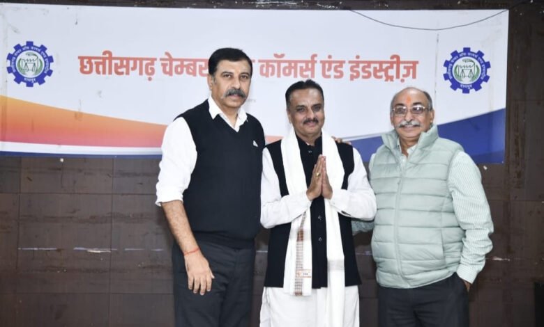छत्तीसगढ़ चेंबर ऑफ कॉमर्स रायपुर के द्वारा जिला एमसीबी से प्रदेश उपाध्यक्ष रफीक मेमन को शॉल पहना कर सम्मानित किया गया 1 KSHITITECH 20A 20 KSHITITECH