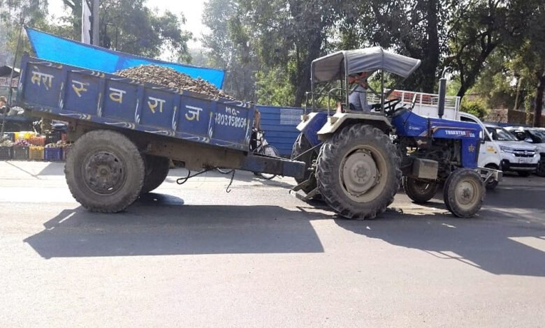 रिहायसी इलाके मे चल रहा अवैध मिट्टी एवं बालू का कारोबार जोरों पर प्रशासन मौन? 1 KSHITITECH 20A 98 KSHITITECH