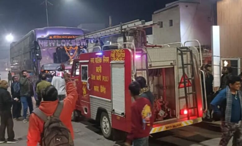 चांडक चौक ब्रिज पर इंदौर जा रही चलती ऐसी बस में लगी आग, मची अफरा तफरी 1 KSHITITECH 24A 28 KSHITITECH