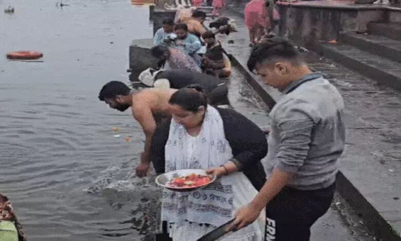 उज्जैन में कड़ाके की ठंड में सोमवती अमावस्या पर मोक्षदायिनी शिप्रा नदी में श्रद्धालु बड़ी संख्या में डुबकी लगाने पहुंचे 1 KSHITITECH 30A 24 KSHITITECH