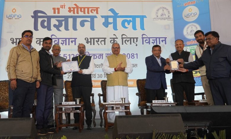 जीवन में आगे बढ़ने के लिए और वैज्ञानिक सोच रखने के लिए एक विजन आवश्यक : डॉ. शर्मा 1 KSHITITECH 31A 11 1 KSHITITECH