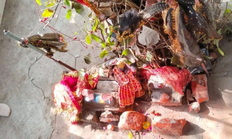 देवास विकास नगर चौराहे पर मंगलवार सुबह हंगामा, मंदिर को अज्ञात लोगों ने क्षतिग्रस्त कर दिया 1 KSHITITECH 31A 35 1 KSHITITECH