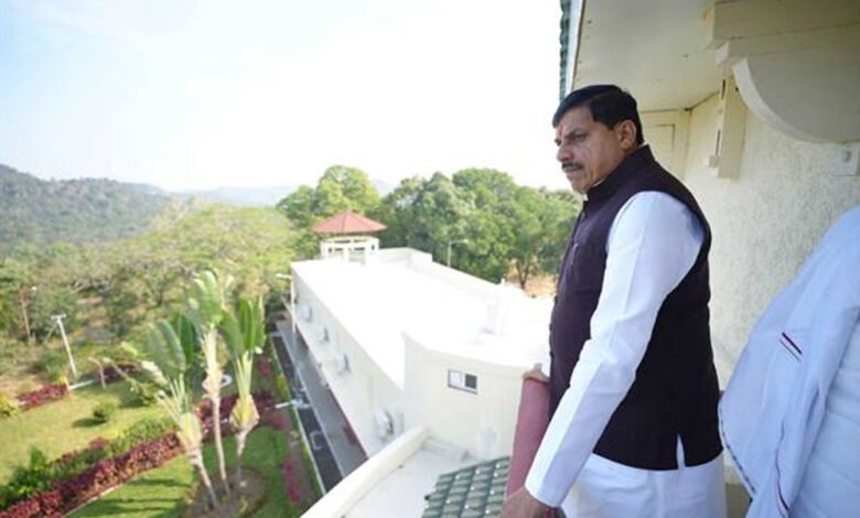 मुख्यमंत्री डॉ. यादव ने पचमढ़ी में राजभवन और रविशंकर भवन (मुख्यमंत्री आवास) का लिया जायजा 1 KSHITITECH 7A 59 KSHITITECH