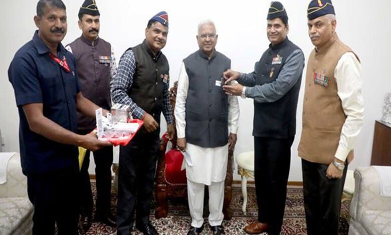 राज्यपाल पटेल को ध्वज लगाया, राजभवन में सशस्त्र झंडा दिवस मना 1 KSHITITECH 7A 72 KSHITITECH