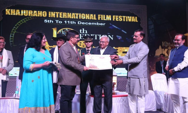 खजुराहो अंतर्राष्ट्रीय फिल्म फेस्टिवल में पुरातत्वविद डॉ शिवकांत बाजपेयी सम्मानित 1 KSHITITECH 7A 92 KSHITITECH