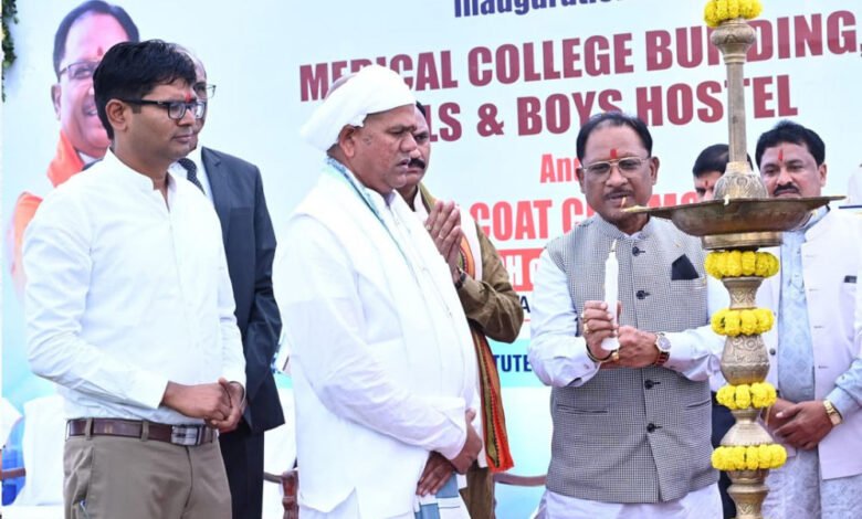 एमबीबीएस के नव प्रवेशी छात्र-छात्राओं ने ली चिकित्सा आचार संहिता की शपथ मुख्यमंत्री साय व्हाइट कोट सेरेमनी में हुए शामिल 1 KSHITITECH 9A 21 KSHITITECH