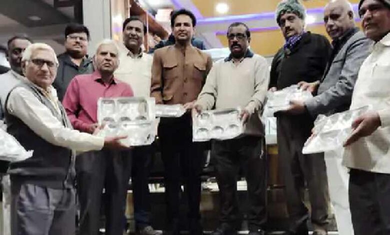 प्रयागराज शहर को प्लास्टिक फ्री रखने को लेकर अभियान चला रहा, अब मध्य प्रदेश भी भागीदार बना, भेजे जा रहे हजारो थाली और थैले 1 KSHITITECH 9A 72 KSHITITECH
