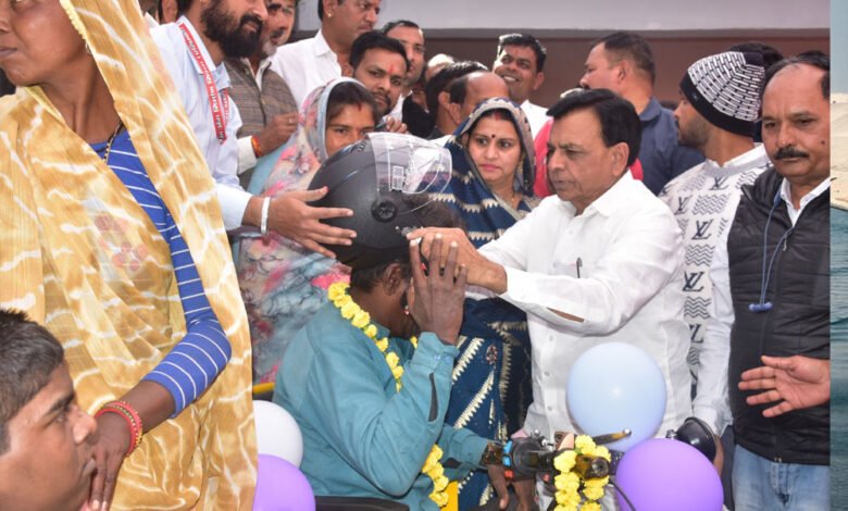 उप मुख्यमंत्री देवड़ा ने रोजगार मेले में 15 संस्थाओं एवं आठ विभागों के स्टॉलों का अवलोकन किया 1 KSHITITECH 9A 91 1 KSHITITECH