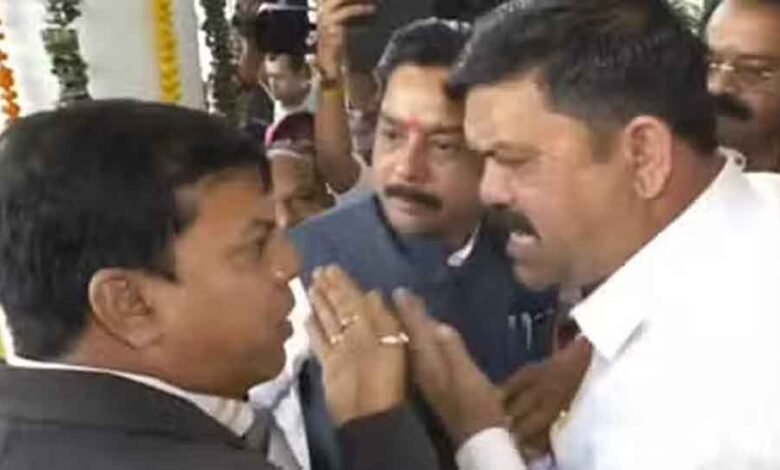 छत्तीसगढ़-विधानसभा में कांग्रेसियों ने पत्रकार से की धक्कामुक्की और दुर्व्यहार 1 KSHITITECH Cg 04 2 4 KSHITITECH
