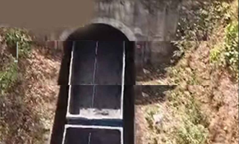 छत्तीसगढ़-पेंड्रा में ट्रेन रोकने के लिए रेलवे ट्रैक पर रखा नाली का स्लैब 1 KSHITITECH Cg 07 2 11 KSHITITECH