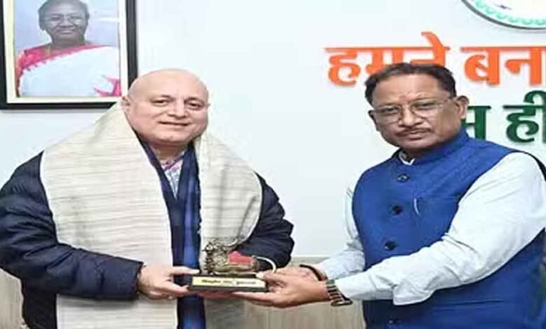 छत्तीसगढ़-सीएम साय से मिले अभिनेता पद्मश्री मनोज जोशी ने फिल्म निर्माण की संभावनाओं पर की बातचीत 1 KSHITITECH Cg 07 2 3 KSHITITECH