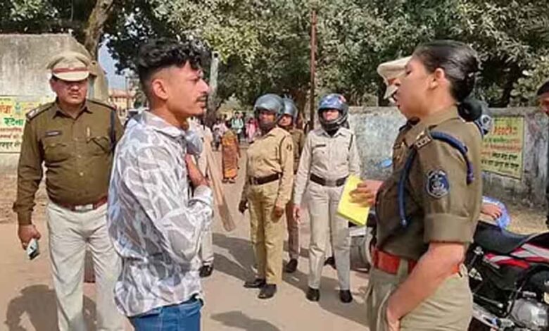 छत्तीसगढ़-गौरेला पेंड्रा मरवाही एसपी भावना गुप्ता ने कालेज के पास घूम रहे दी मनचलों को सख्त हिदायत 1 KSHITITECH Cg 08 2 3 KSHITITECH