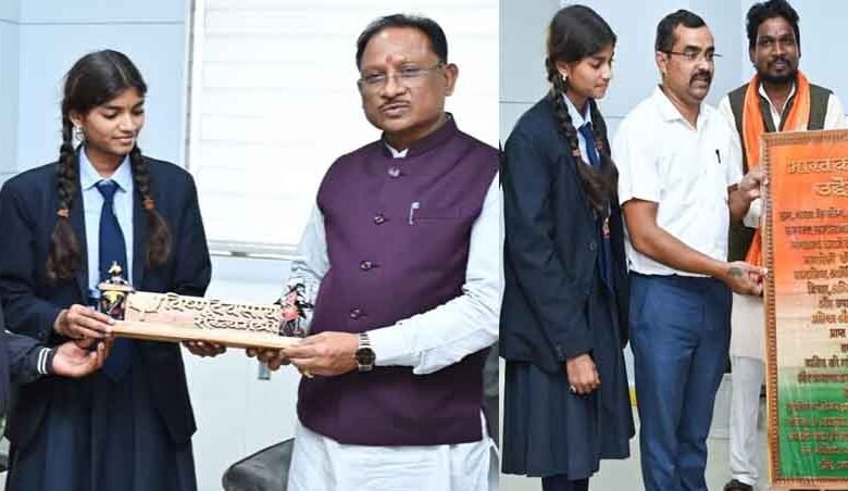 छत्तीसगढ़-स्कूली बच्चों की बनाई लकड़ी की नेम प्लेट और पोट्रेट गिफ्ट में पाकर खुश हुए मुख्यमंत्री साय 1 KSHITITECH Cg 14 3 2 KSHITITECH