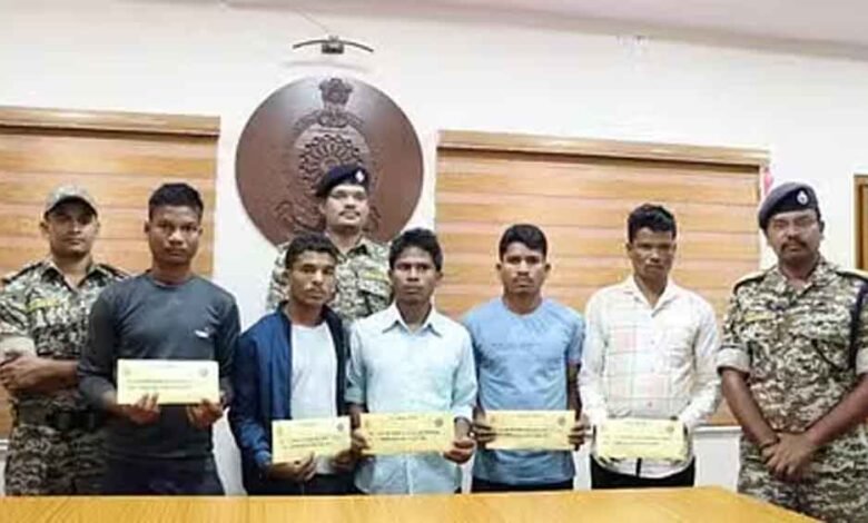 छत्तीसगढ़-बीजापुर में 11 लाख के इनामी सहित पांच नक्सलियों ने पुलिस के सामने किया सरेंडर 1 KSHITITECH Chhattisgarh 11 2 3 KSHITITECH