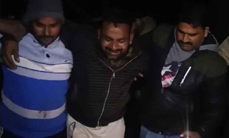 उप्र-बाराबंकी में पुलिस एनकाउंटर में 2 बदमाश घायल और 7 शातिर गौ तस्कर गिरफ्तार 1 KSHITITECH Desh 17 2 1 KSHITITECH