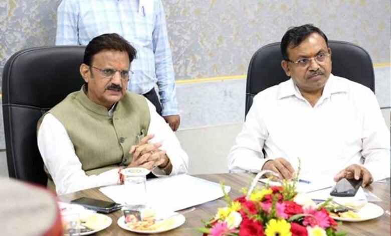 उप मुख्यमंत्री राजेन्द्र शुक्ल ने रीवा कलेक्ट्रेट के बाणसागर सभागार में सिलपरा - बेला रिंग रोड के अद्यतन कार्य की जानकारी ली 1 KSHITITECH Rajendra Shukla 181 73 5 KSHITITECH