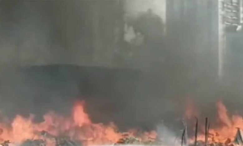 झुग्गियों में लगी भीषण आग, फायर ब्रिगेड की कई गाड़ियां आग पर लगातार काबू पाने में जुटी 1 KSHITITECH aag2 2 KSHITITECH