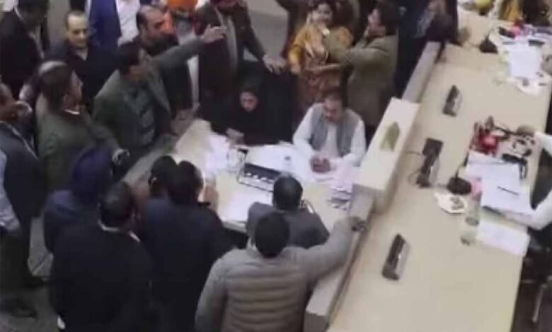 चंडीगढ़ निगम की बैठक में हाथापाई, आंबेडकर और संविधान पर AAP-BJP पार्षदों में भिड़ंत 1 KSHITITECH aap 6 KSHITITECH