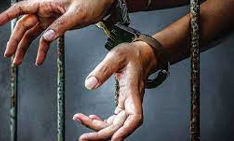 कोलकाता के पार्क स्ट्रीट इलाके में एक बांग्लादेशी नागरिक को फर्जी दस्तावेजों के साथ गिरफ्तार किया 1 KSHITITECH arresteda 132 2 KSHITITECH