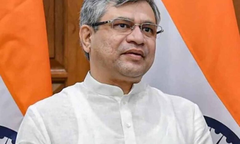 महाकुंभ को लेकर रेलवे की तैयारी का जायजा लेने वाराणसी दौरे पर पहुंचे केंद्रीय रेल मंत्री अश्विनी वैष्णव 1 KSHITITECH asvini1 KSHITITECH