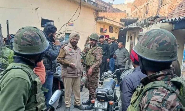 अमृतसर के इस्लामाबाद थाना में तड़के लगभग तीन बजे हुए जोरदार धमाके से इलाके में दहशत का माहौल व्याप्त 1 KSHITITECH blast2 KSHITITECH