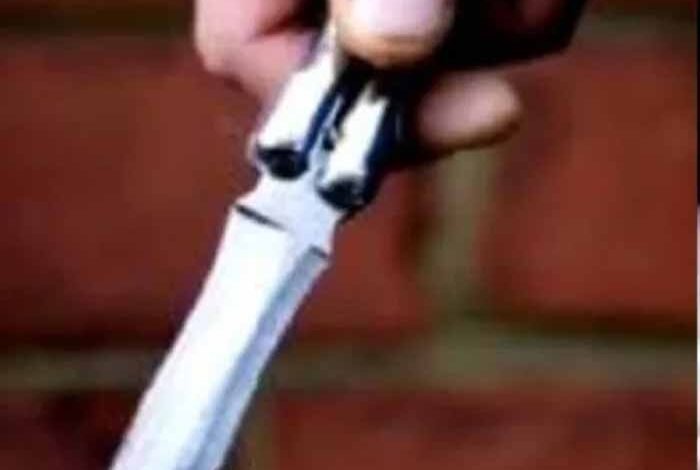 पुलिस ने ऐसे बदमाश को गिरफ्तार किया है, जो सरेराह बाइक पर अपने दोस्तो के साथ चाकू लहराते हुए दहशत फैला रहा था 1 KSHITITECH chaku2 KSHITITECH