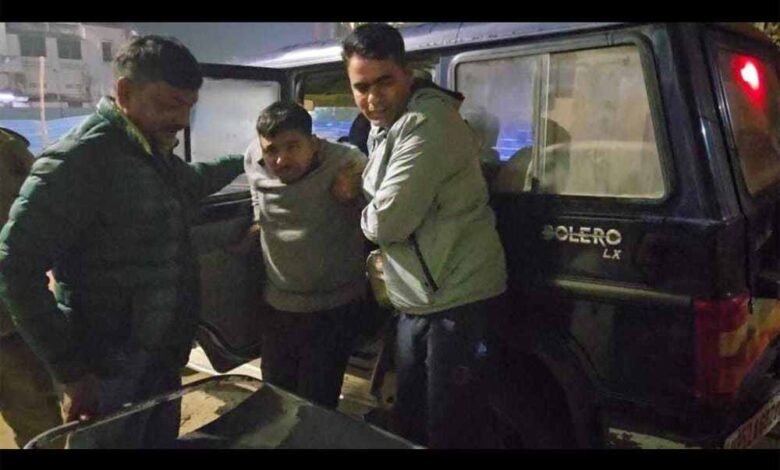 देवरिया जिले के सुरौली क्षेत्र में हत्या के मामले में वांछित आरोपी बदमाश को पुलिस ने किया अरेस्ट 1 KSHITITECH devariya1 KSHITITECH