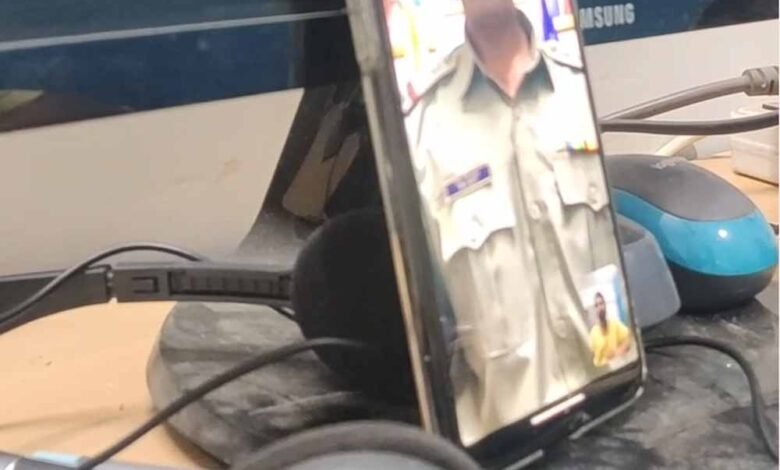 डिजिटल अरेस्ट का लाइव वीडियो आया सामने, पुलिस की वर्दी वाले ठग का युवक ने बनाया वीडियो, किया अरेस्ट करने का प्रयास 1 KSHITITECH digital1 KSHITITECH