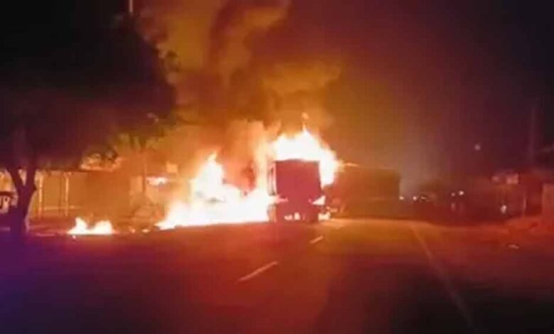 ट्रकों की आमने-सामने टक्कर के बाद लगी भीषण आग, दो चालकों की मौत, इस घटना दहला दिल, मामले की जांच जारी 1 KSHITITECH hamirpur1 KSHITITECH