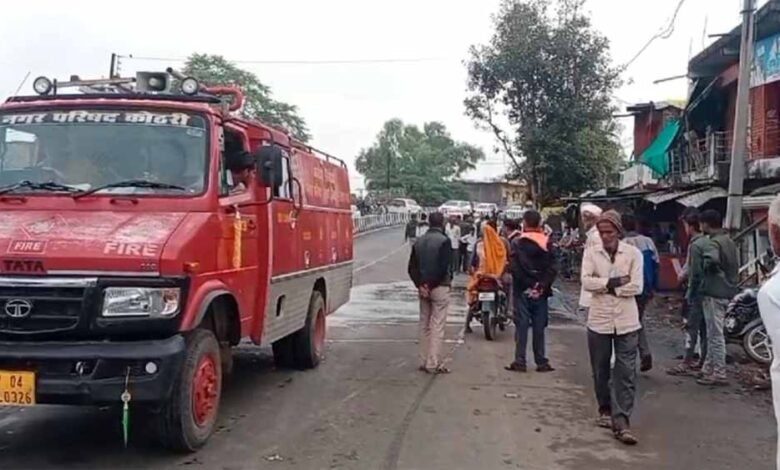 इंदौर-भोपाल रोड पर बड़ा हादसे के दौरान तेज रफ्तार ट्राले की टक्कर से बाइक सवार चचेरे भाइयों की मौत 1 KSHITITECH ind1 4 KSHITITECH