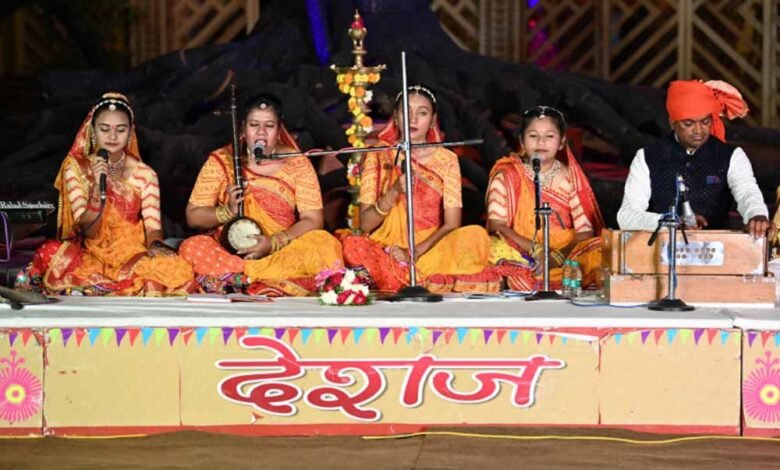 देशज समारोह में हुई निमाड़ और बुंदेलखंड जनपद के लोकगीतो की प्रस्तुति 1 KSHITITECH kahjuraho KSHITITECH