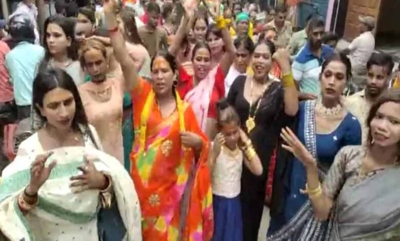 आयोजित अखिल भारतीय किन्नर महासम्मेलन के दौरान किन्नर समुदाय ने एक भव्य शोभायात्रा निकाली 1 KSHITITECH khandwa1 KSHITITECH