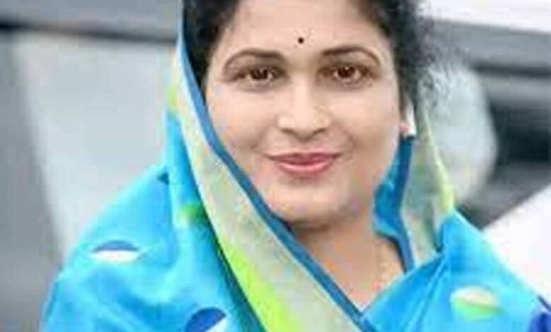 राज्य मंत्री श्रीमती गौर ने कहा ने कहा- सड़क निर्माण ऐसे हो कि वर्षा का पानी सड़क से घरों में नहीं जाए 1 KSHITITECH krishna1 KSHITITECH